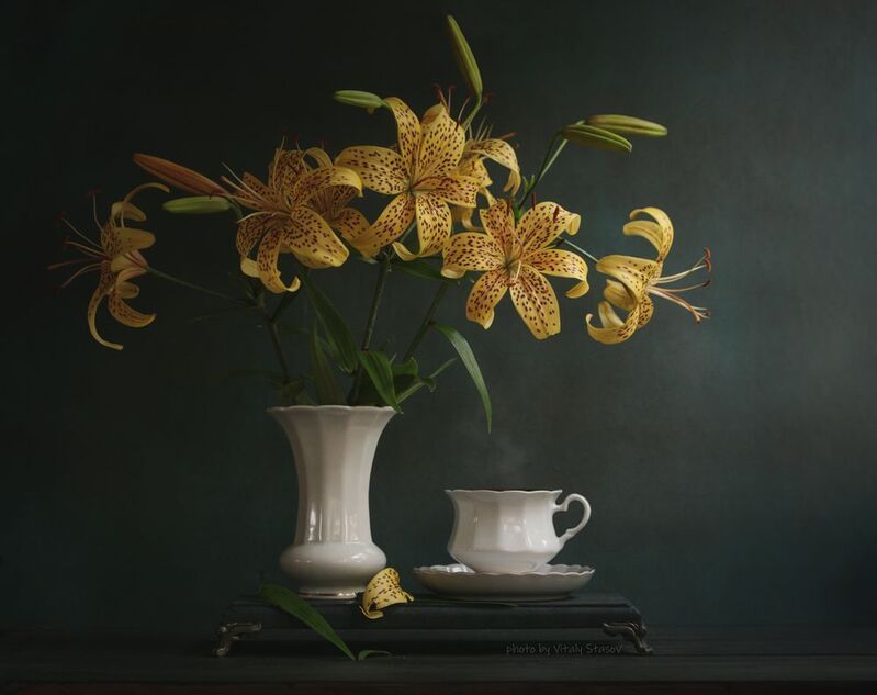 Лилии и чашка чая.. фото превью