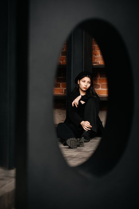 молодая девушка, городской стиль, дворы, на открытом воздухе Аля фото превью