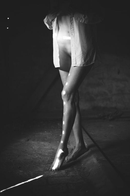 nudeart, fineart , woman , light , dark , bodytalk  between Dark and light  фото превью