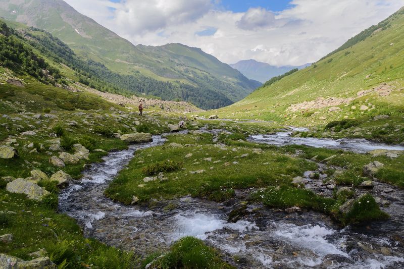 У реки. фото превью