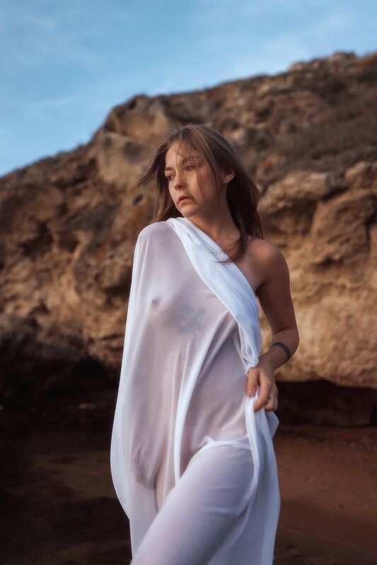 #artphotography #nudeart #sensualphotography #blackandwhitephoto #fineartnude #naturalbeauty #moodyportrait #bwportrait #softlight Tonika фото превью