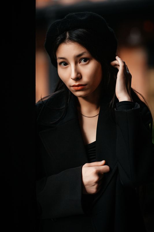 молодая девушка, городской стиль, дворы, на открытом воздухе Аля фото превью