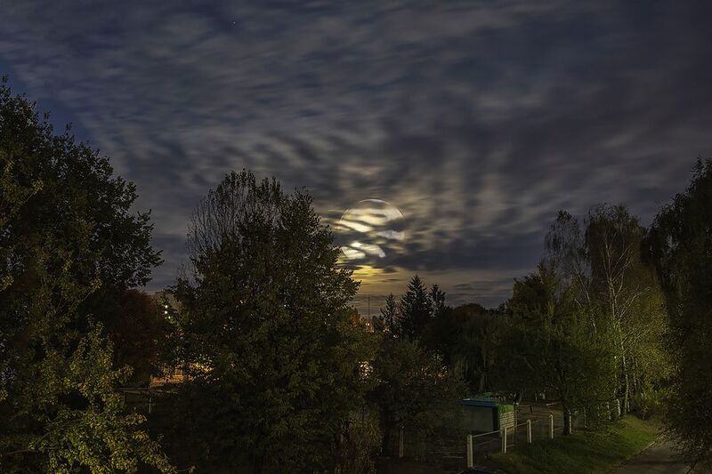 ночная фотография, городской пейзаж, полнолуние, Урожайная Луна, Суперлуние Урожайная Луна фото превью