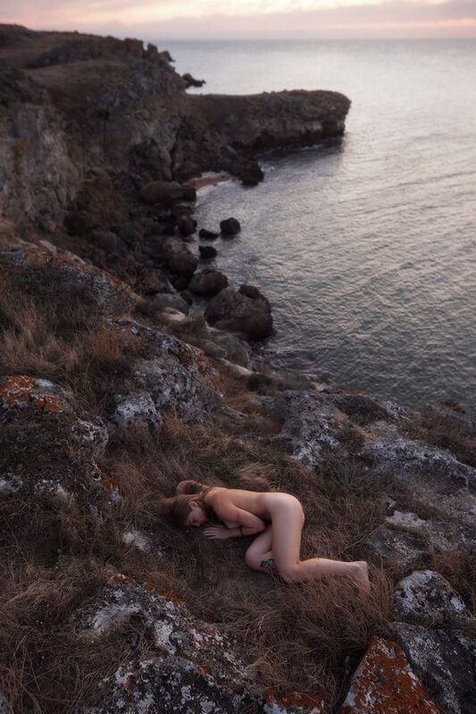 #artphotography #nudeart #sensualphotography #blackandwhitephoto #fineartnude #naturalbeauty #moodyportrait #bwportrait #softlight Tonika фото превью