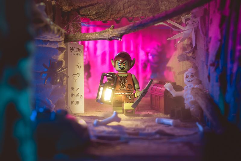 Сейчас разберёмся, что тут звякало. А вдруг клад несметный? В сказках вечно дуракам всяким везёт. Может, и мне тоже обломится. фото превью