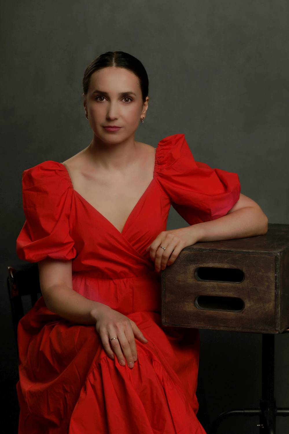 Портрет, молодая женщина, красное платье, Герцен Наталья