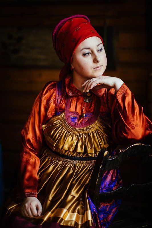 Портрет девушки в русском костюме фото превью