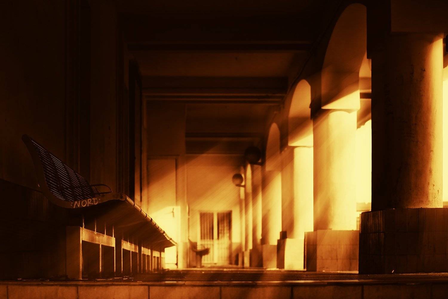 вокзал, колонны, сиденья, утро, ALLA SOKOLOVA