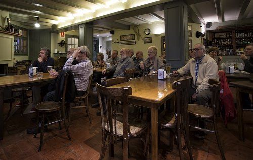 Просмотр футбола в Каталонском деревенском баре