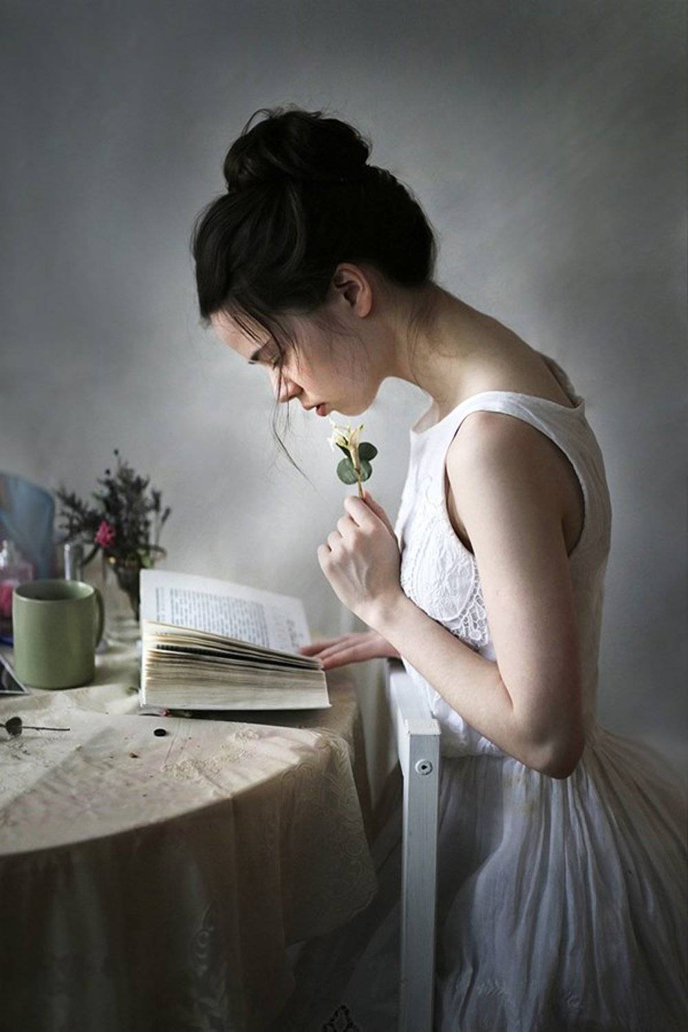 портрет, девушка, красивая, юная, книги, студентка, жанровый портрет, люди, человек, волосы, губы, цветы, цвет, свет, Постонен Екатерина