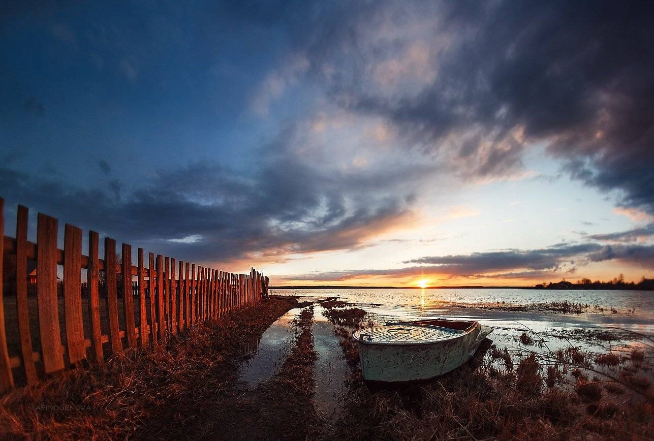 вечер закат солнце вода озеро облака небо тучки лодка берег, Татьяна Афиногенова