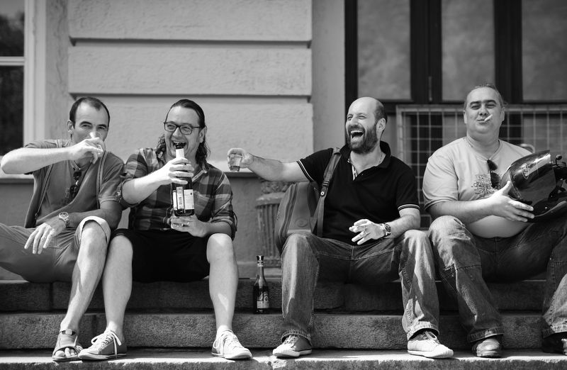 репортаж, роддом, счастье, эмоции, монохром, люди, лица, события, жанр Крыльцо московского роддома фото превью