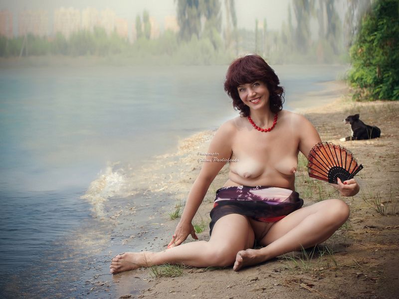 веер, жара, женщина, кубань, лето, немолодая женщина, ню, обнажённое тело, пляж, полная женщина, река, собака, улыбка, эротика Дама с собачкой фото превью