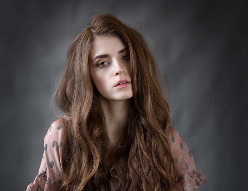 портрет девушки, студия, естественный свет Даша фото превью