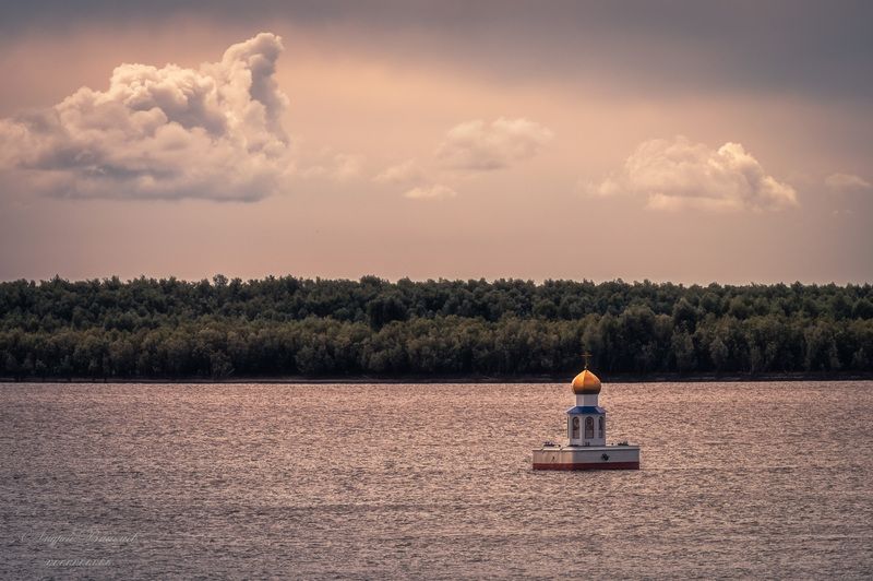 архитектура, храмы, соборы,  часовни, плавучие часовни, часовня-маяк, часовня-маяк, иртыш, обь Часовня-маяк на месте слияния рек Иртыш и Обь в честь святителя Николая Чудотворца. фото превью