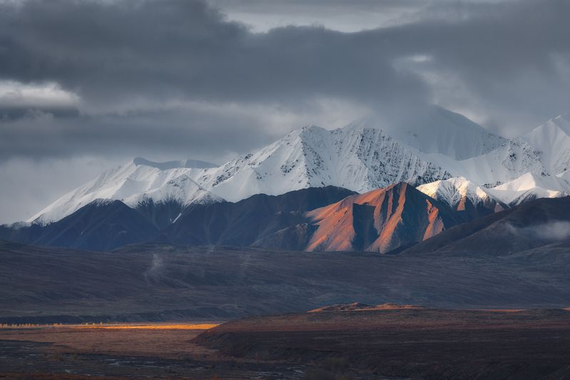 республика_саха_якутия саха якутия оймяконский_улус оймяконье хребет_сунтар-хаята первый_снег  Редкий луч солнца в горах фото превью