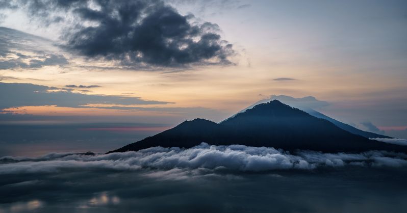 Рассвет с видом на Gunung Abang фото превью