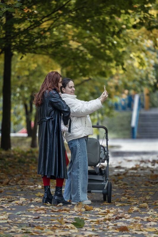 Селфи в осеннем парке фото превью