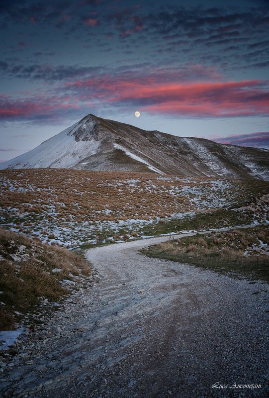 landscape nature sibillini nat park italy moon path marche region Waiting for the moon фото превью