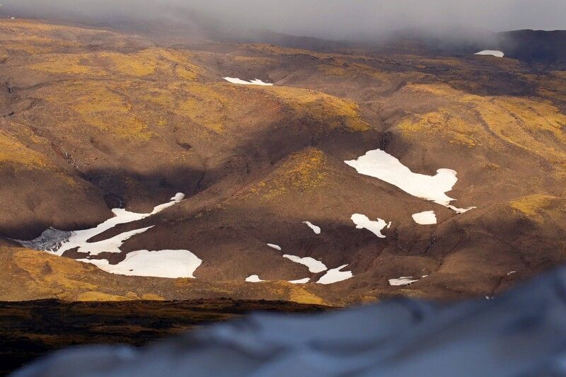 камчатка, снег, лавовые поля, природа Снег прошлой зимы на лавовых полях Камчатки фото превью