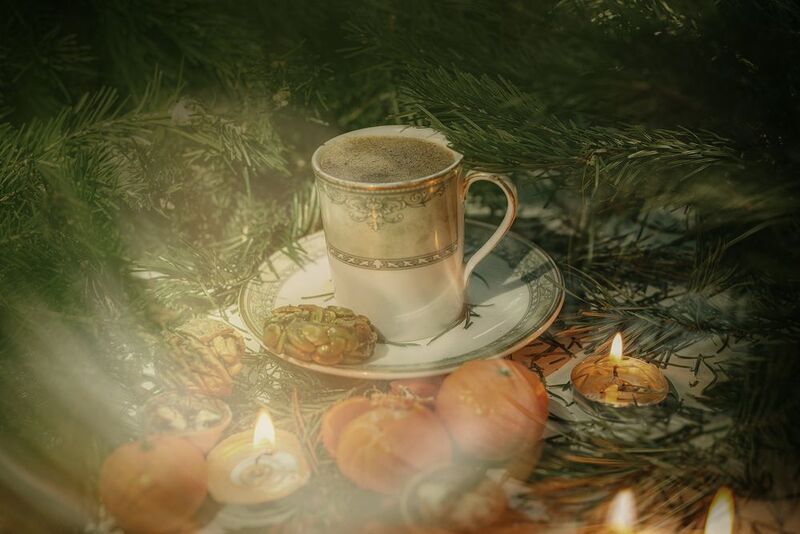 кофе чашка ёлка мандарины свечки Новогодний кофе фото превью