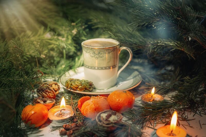 кофе чашка ёлка мандарины свечки орехи Новогодний  фото превью