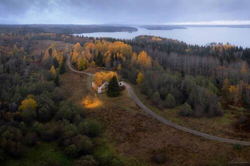 Дом под покровом осени