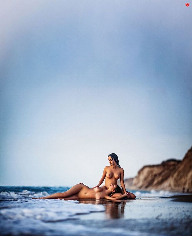 двое на море  фото превью