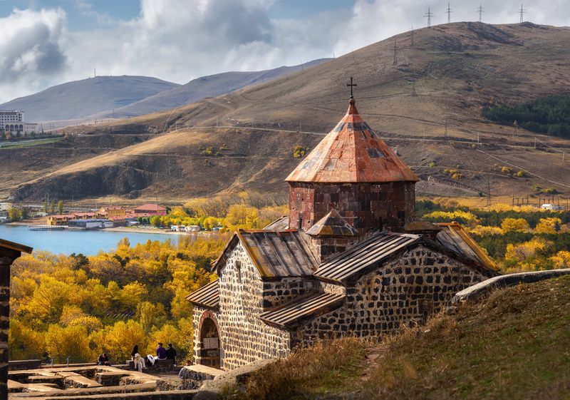 кавказ, армения, armenia, monastery, горы, озеро, горное озеро, монастырь, севан, храм Севанаванк осенью фото превью