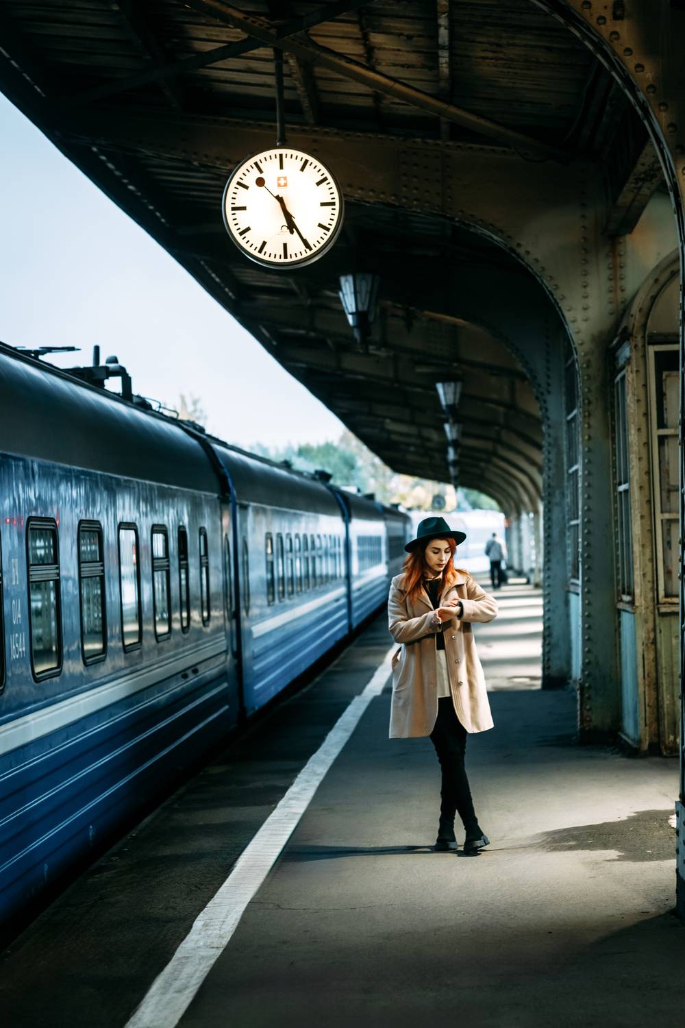 молодая девушка, городской стиль, дворы, на открытом воздухе, Алексей Плешков