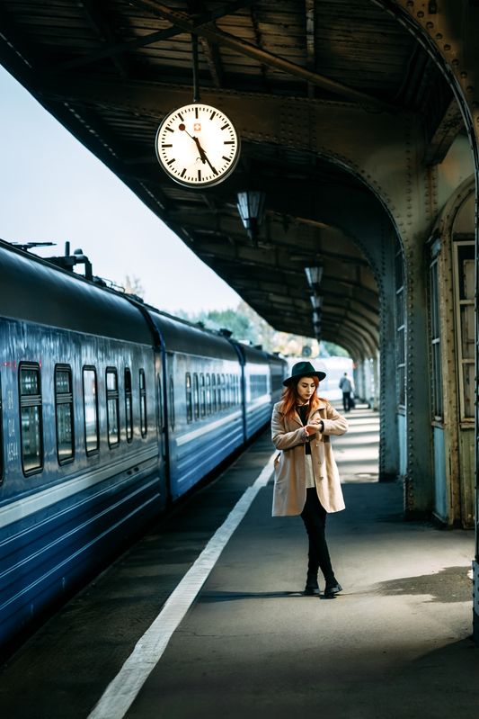 молодая девушка, городской стиль, дворы, на открытом воздухе Ожидание фото превью