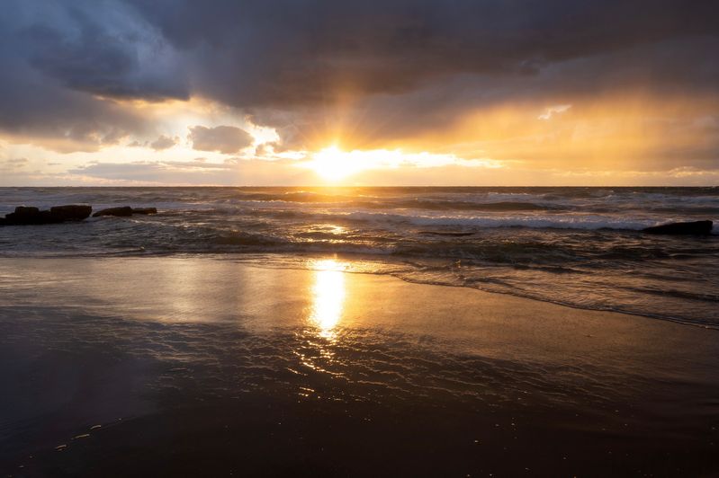Яркий закат на Средиземном море фото превью