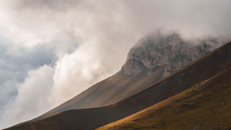 Облака, свет и линии фото превью
