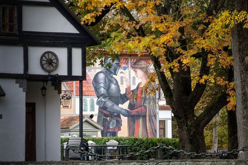 нарва, осень, октябрь, мурал Двое в городе... фото превью
