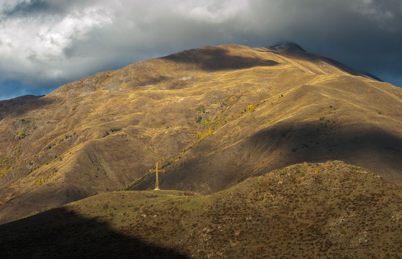Видишь там, на горе, возвышается крест.... фото превью