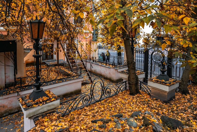 Дворик с рыжими фонарями фото превью