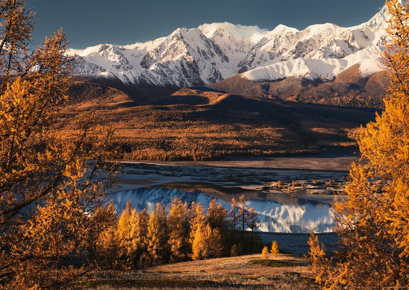 алтай, горы, озеро, природа, рассвет, солнце, облака, пики, снег, отражение, рябь, тишина, гладь, вода, небо, свет, линии, треккинг, путешествия Одинокое озеро фото превью