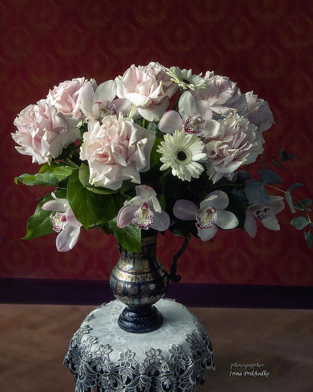 натюрморт, цветы, букеты, розы, орхидеи Букет из орхидей и французских роз фото превью