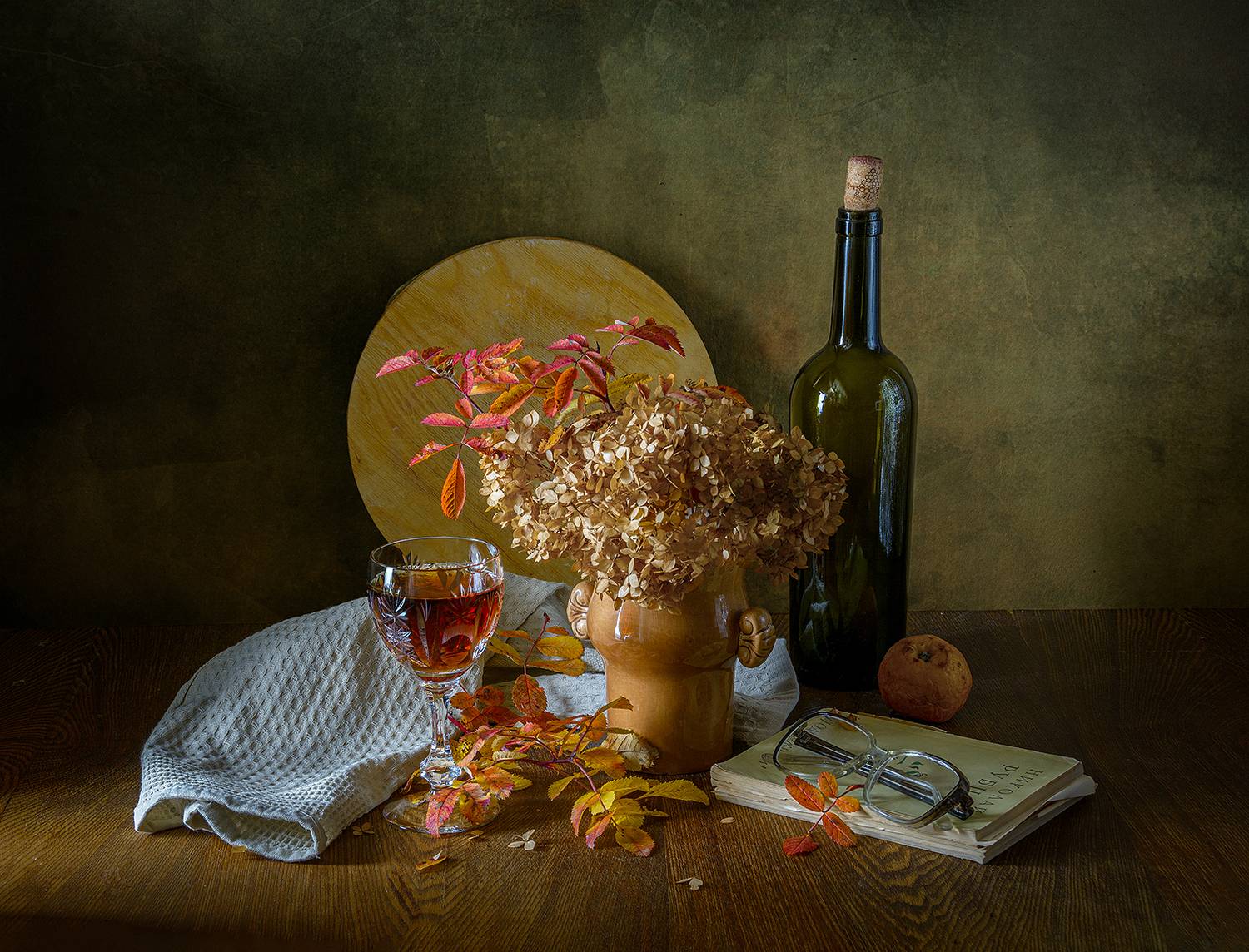 бутылка, фужер, вино, книга, очки, осенние листья, ваза, Алексей Бычков