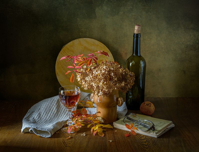 бутылка, фужер, вино, книга, очки, осенние листья, ваза  фото превью