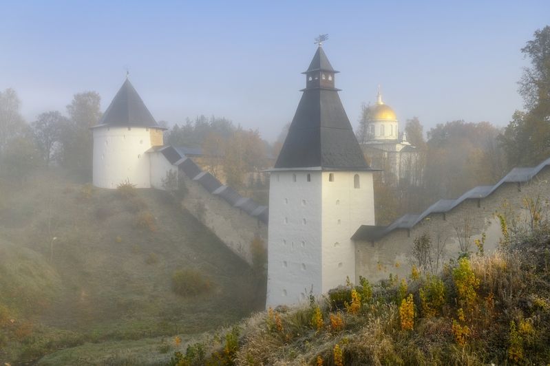 Туманное утро у стен Свято-Успенского Псково-Печерского монастыря фото превью