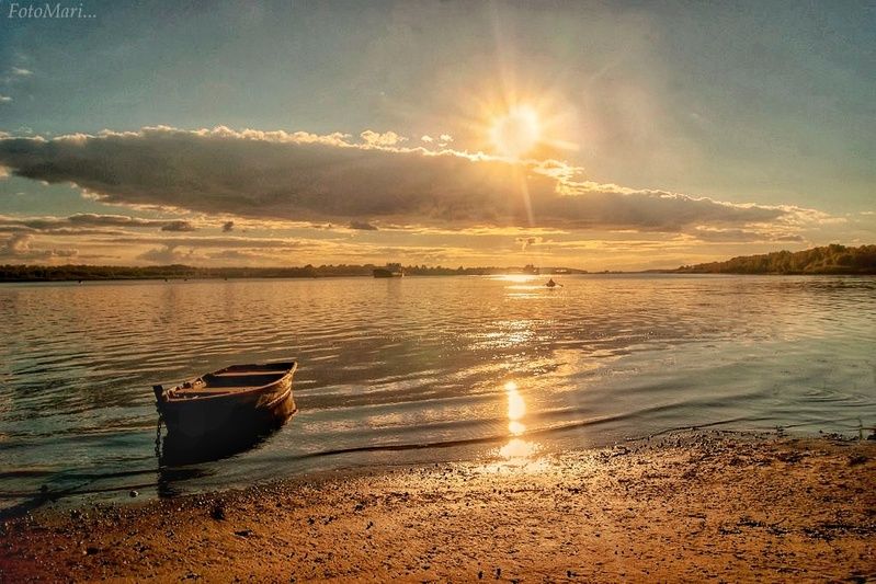 У реки. фото превью