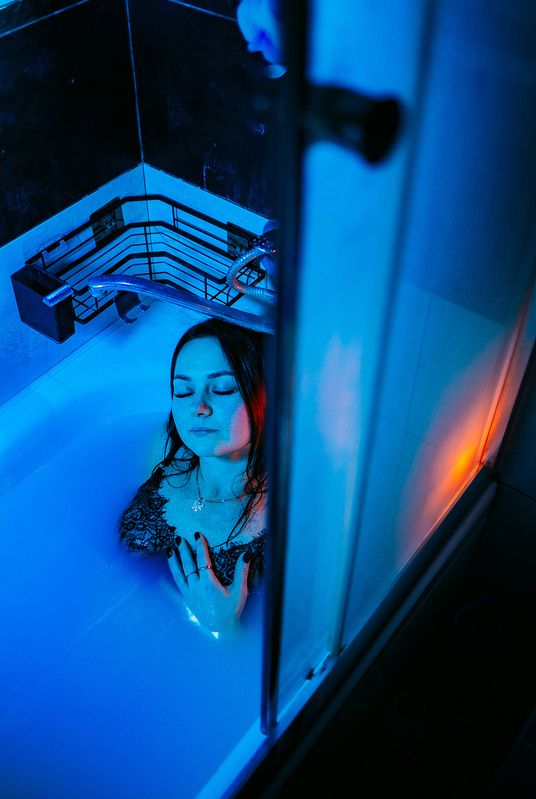 фотосессия в ванной, фотограф, цветная фотосессия, фотосессия с цветом Настя фото превью