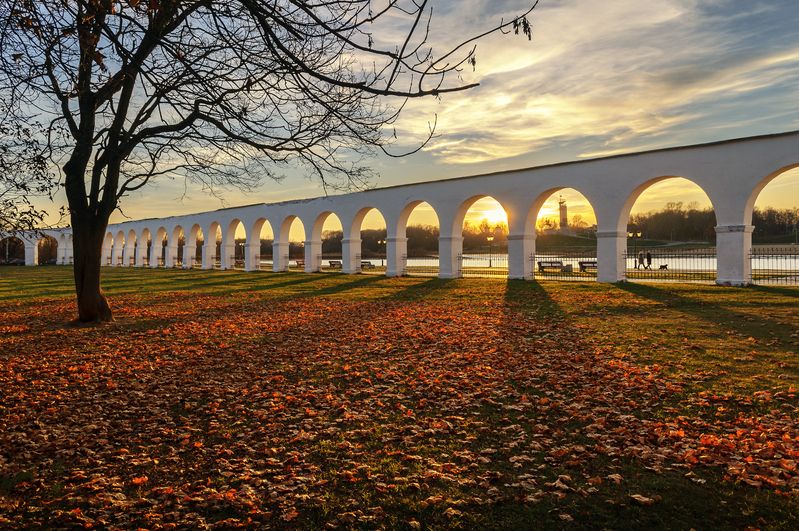 Октябрьский вечер старого города фото превью