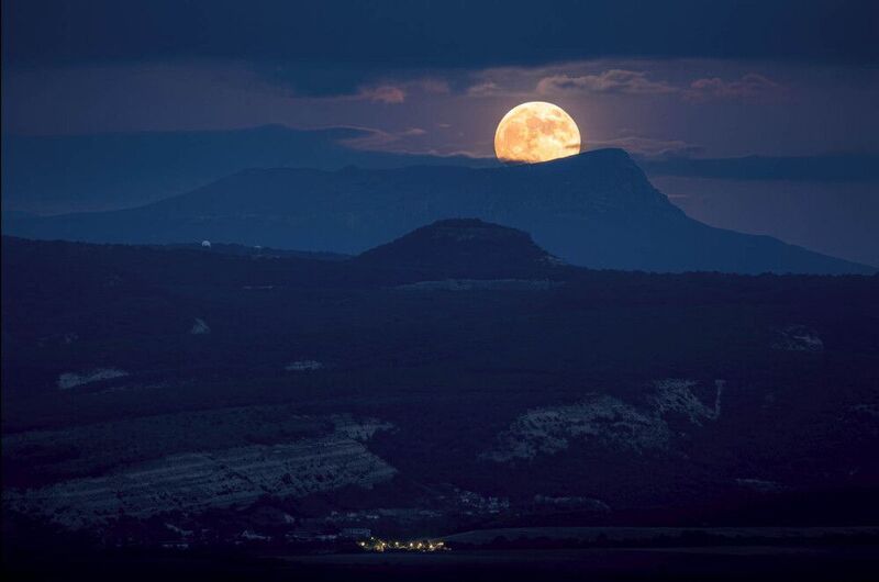 восход, луны, тепе-кермен, чатыр-даг, крым, ночь, облака, горы, лес, фонари. Восход Луны. Тепе-Кермен на фоне Чатыр-Дага. фото превью