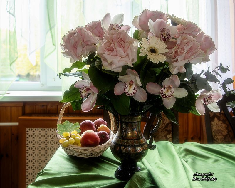 натюрморт, цветы, букеты, интерьер, фрукты Праздник в доме фото превью