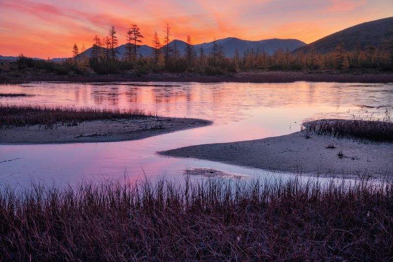 Озеро_Юг пейзажи_Колымы Магаданская_область Колымские_пляжи горная_система_Черского отражения хребет_Оханджа Где-то на Юге в начале дня фото превью