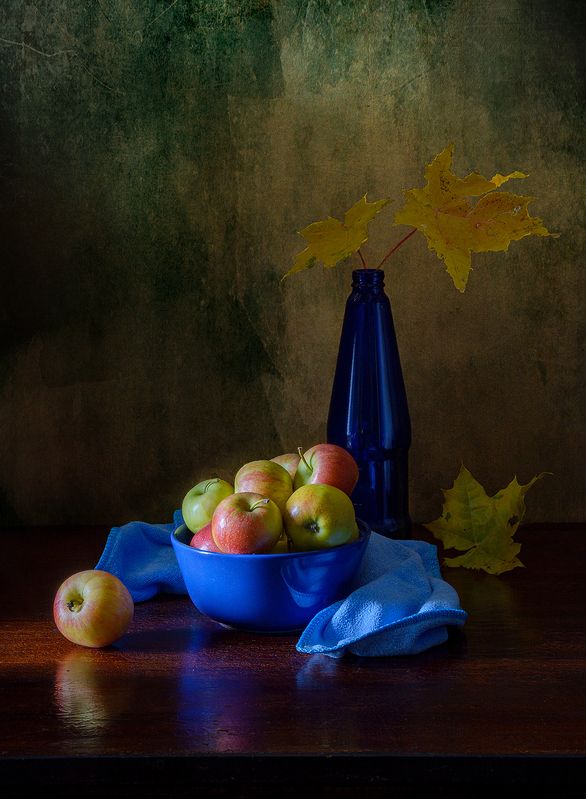 яблоки, чашка, бутылка, кленовые листья, осень  фото превью