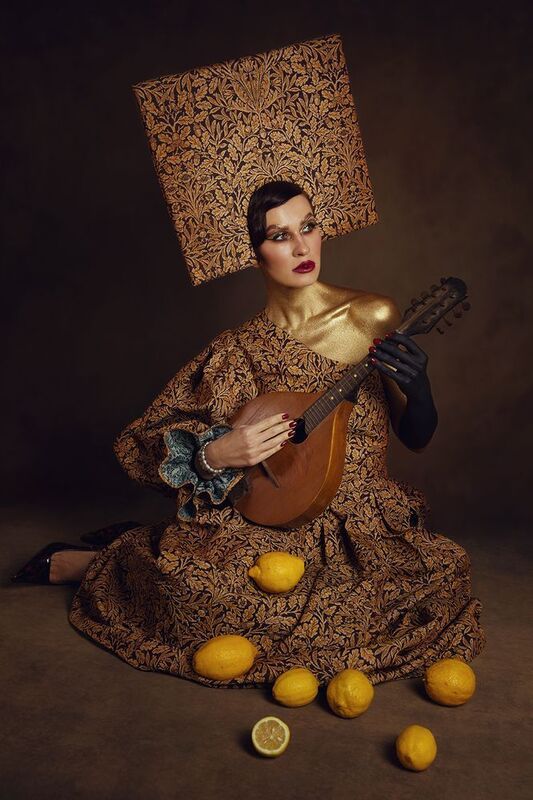 Девушка с лимонами фото превью