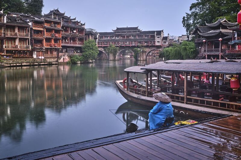 fenghuang china город река рыбак Идилия фото превью